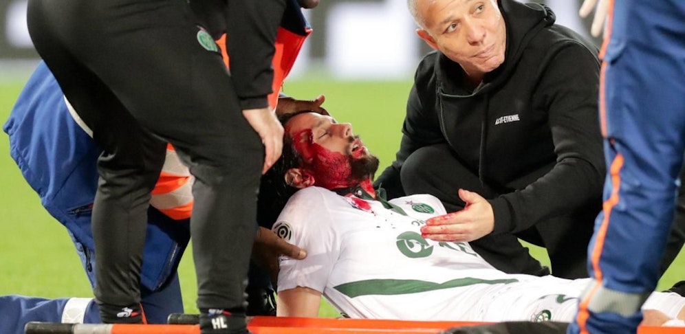 Nach einem Zusammenstoß mit seinem eigenen Torhüter musste Subotic minutenlang auf dem Rasen behandelt werden. 