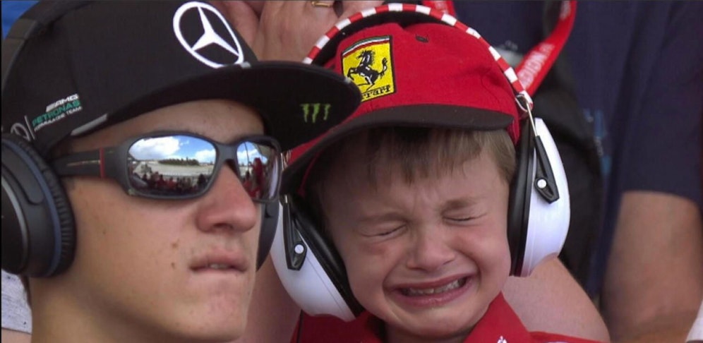 Ein junger Formel-1-Fan weint über den Ausfall von Ferrari-Star Kimi Räikkönen.