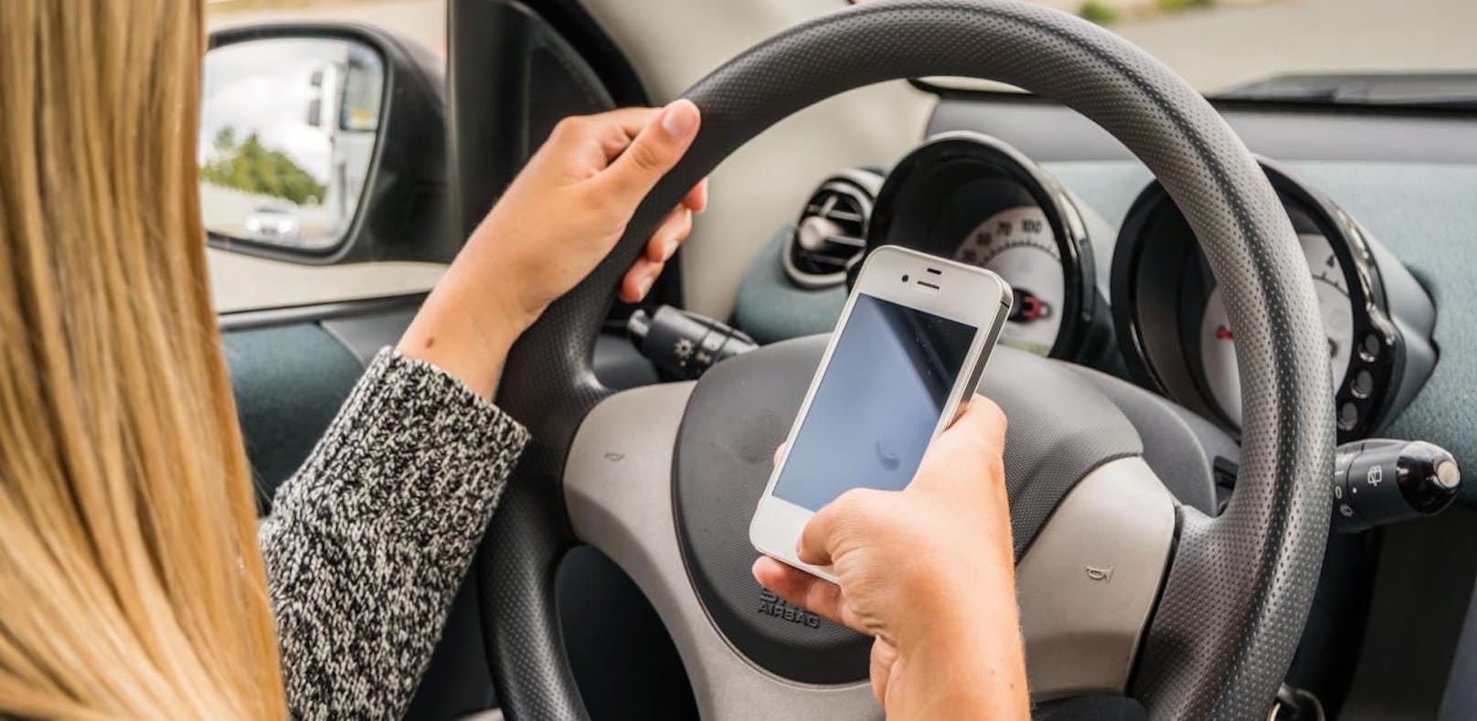 Beim Autofahren sollten Sie das Handy besser nicht benutzen
