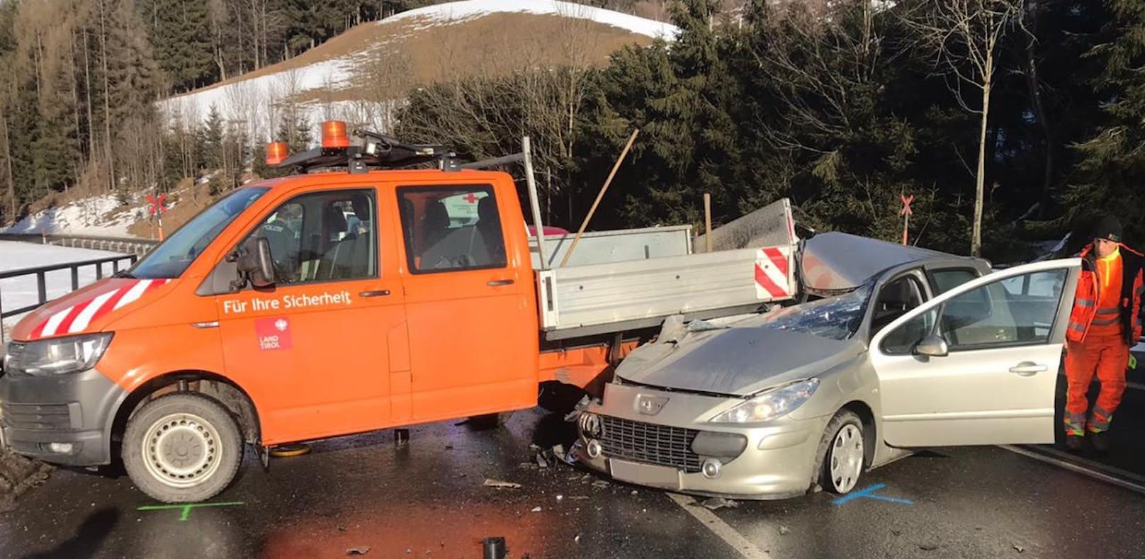 Eine 21-Jährige Tirolerin krachte in der Gemeinde Fieberbrunn (Bezirk Kitzbühel) mit voller Wucht auf ein Fahrzeug der Straßenmeisterei. Die Mitarbeiter konnten sich mit einem Sprung zur Seite retten.