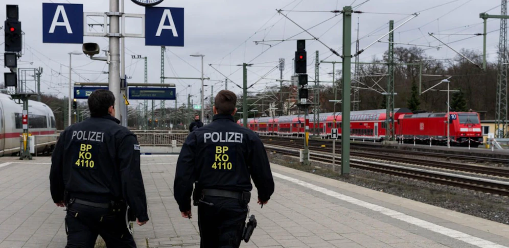 Die Polizei griff insgesamt zehn Personen in zwei Zügen auf.