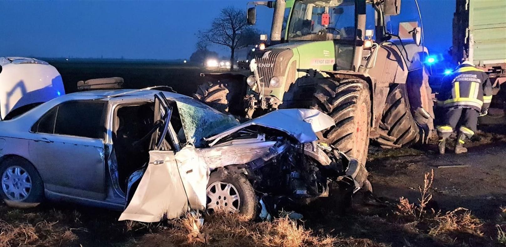 Auto krachte in Traktor: Mann (25) eingeklemmt