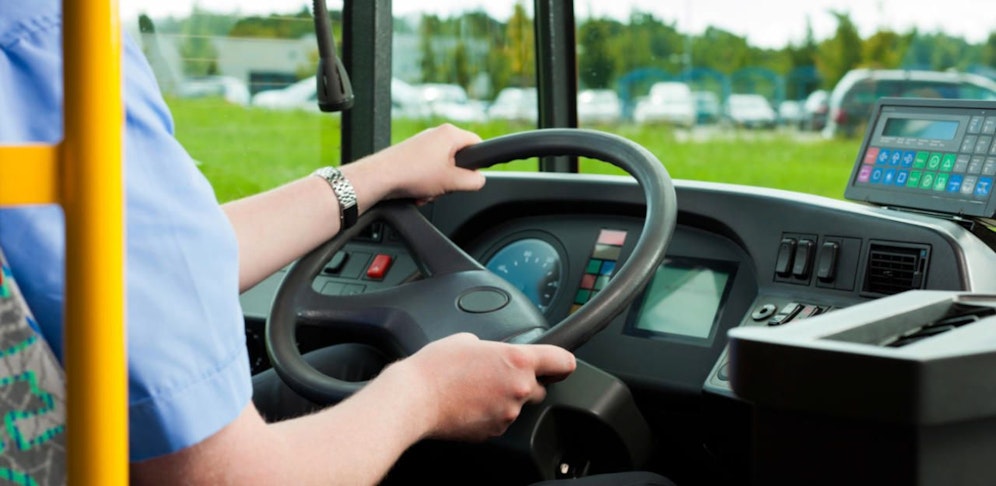 Ein betrunkener 19-Jähriger griff einem Busfahrer ins Lenkrad