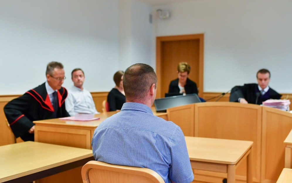 Der Angeklagte soll seine Freundin misshandelt haben.