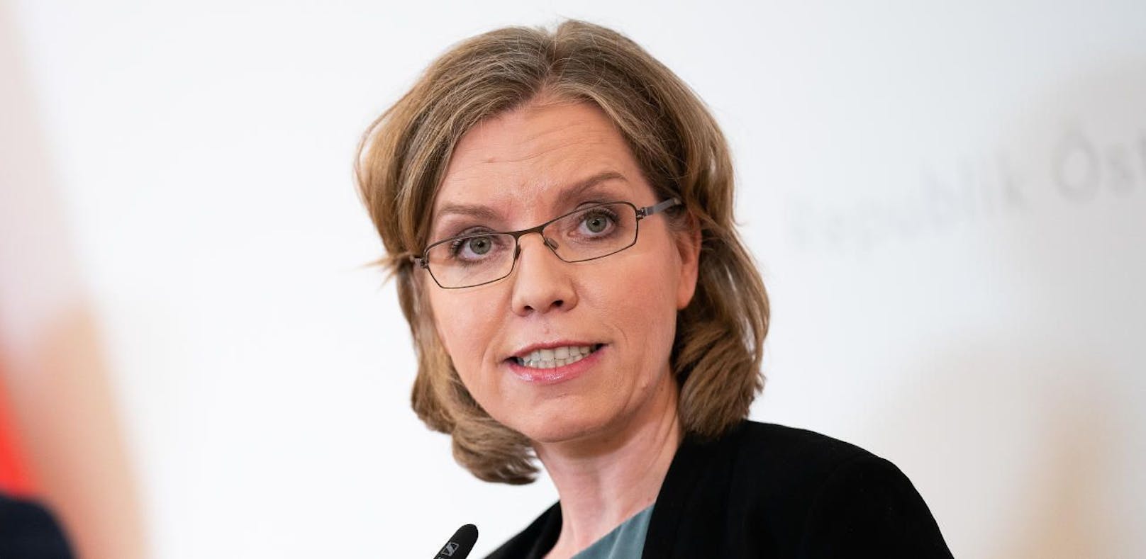 Verkehrsministerin Leonore Gewessler (Grüne) wirft Siegfried Stieglitz aus dem Asfinag-Aufsichtsrat raus.