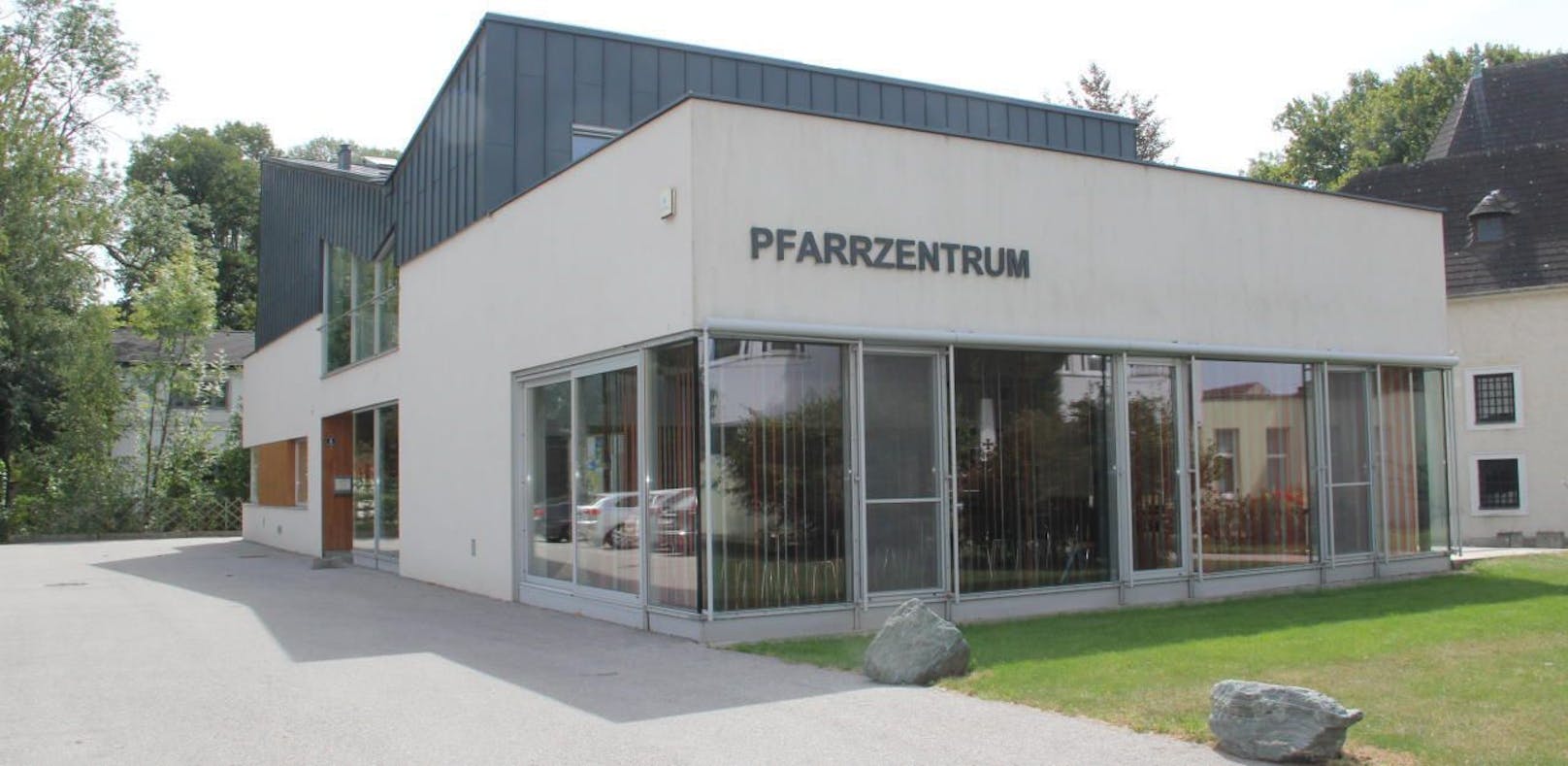 Pfarrheim in Schwadorf war Ziel von Kriminellen.