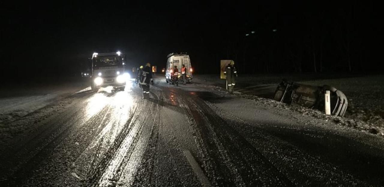 Heute.at - Schnee ohje! Auto von Straße geschleudert