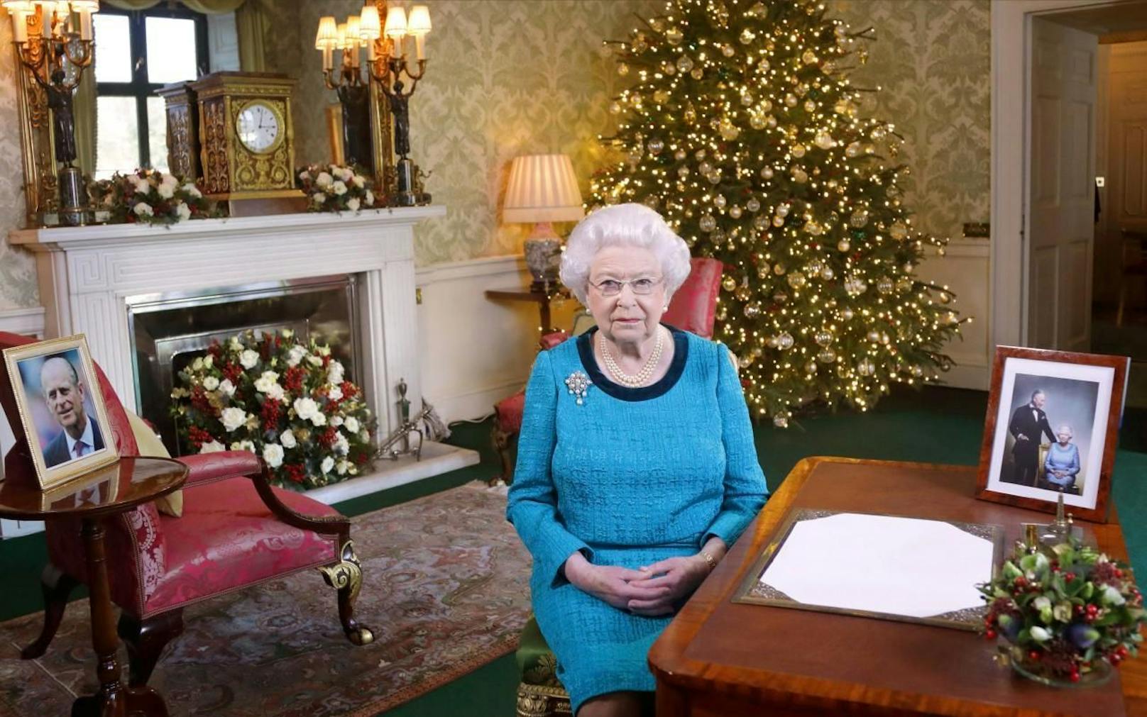 Das kann für Meghan ja heiter werden! Die Queen ist für ihre wenig ausgelassenen Weihnachtsfeiern bekannt. Zumindest bei ihrer Weihnachtsansprache im letzten Jahr tanzte, wie das Bild verrät, offensichtlich nicht der royale Bär. 
