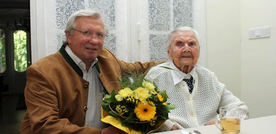 Bürgermeister Herbert Osterbauer gratulierte Frau Just am Montag. 