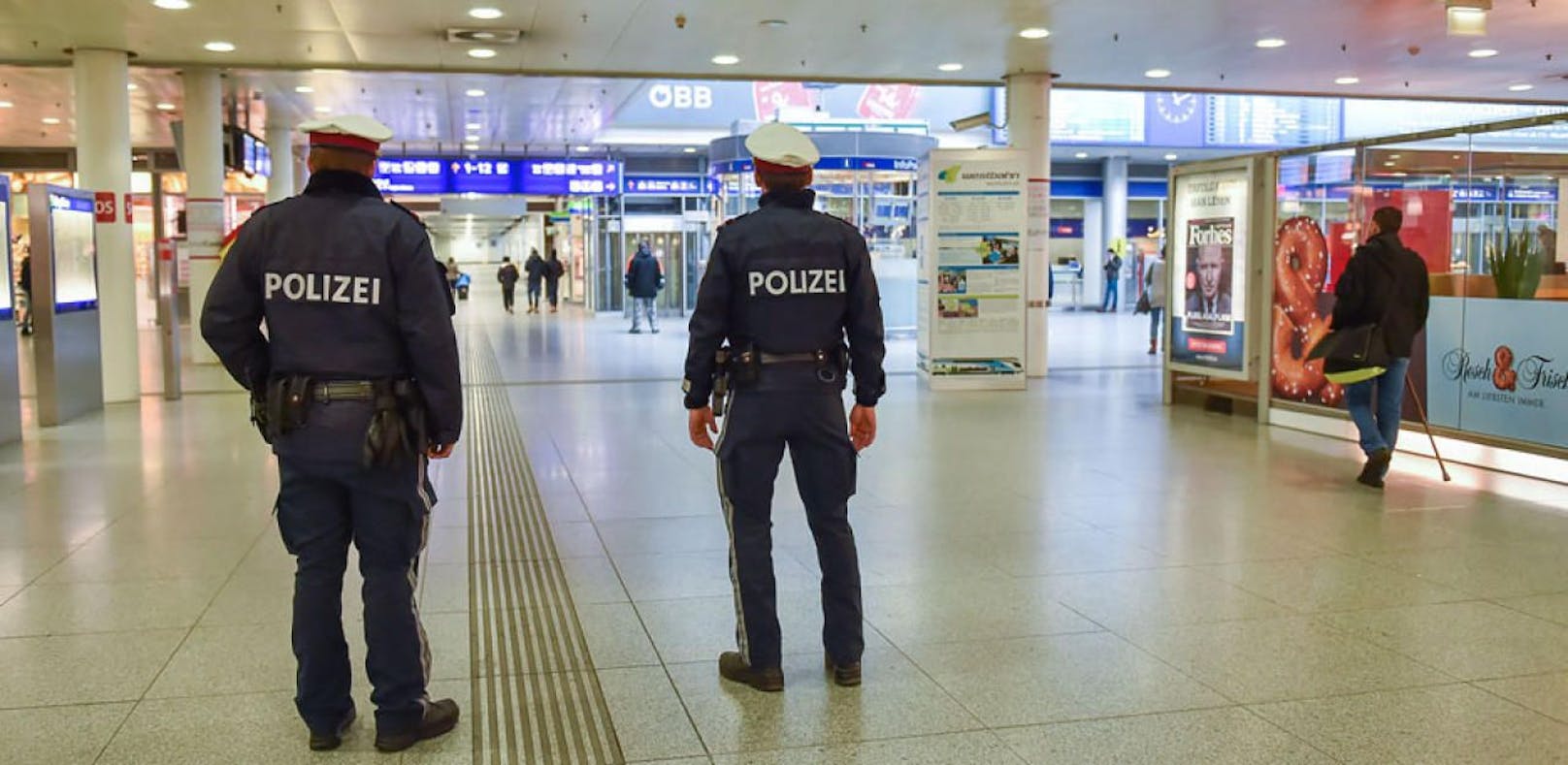 Ein falscher Polizist sorgte für einen Einsatz der echten Polizei am Linzer Bahnhof (Archiv-Foto)