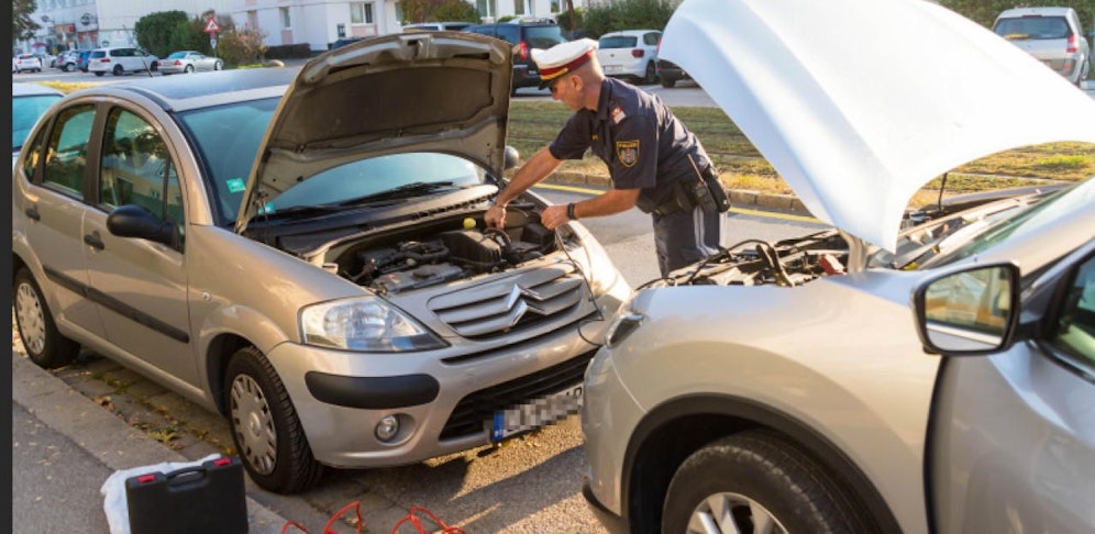 Die Polizisten versuchten, das Auto "stumm" zu schalten.