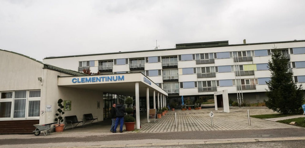 Der Pflegeheimskandal löst Wogen der Empörung aus, jetzt gibt es zwei Festnahmen.