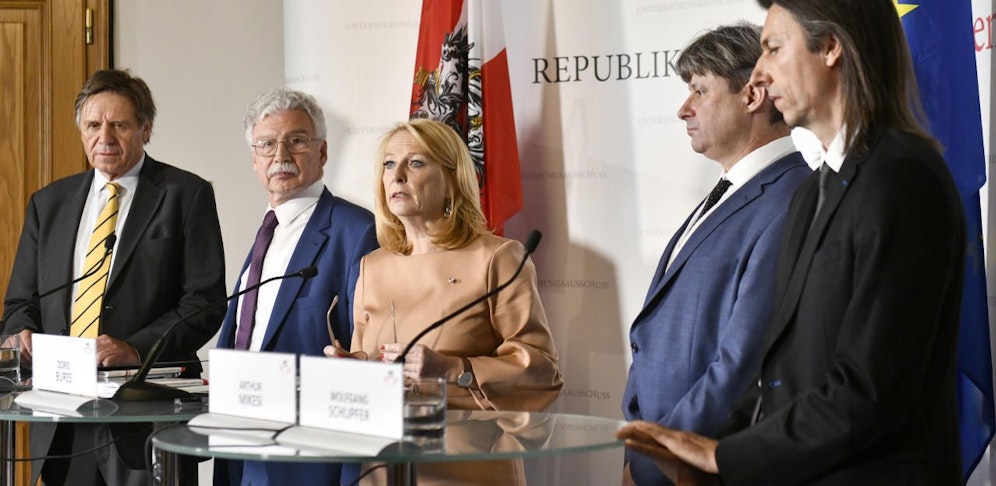 (v.l.) Wolfgang Pöschl (Stv. Verfahrensrichter) Eduard Strauss (Verfahrensrichter), Doris Bures (2. Nationalratspräsidentin und Vorsitzende), Arthur Mikesi (Verfahrensanwalt), Wolfgang Schupfer (Stv. Verfahrensanwalt) bei einem Pressegespräch zum BVT-Untersuchungsaussschuss