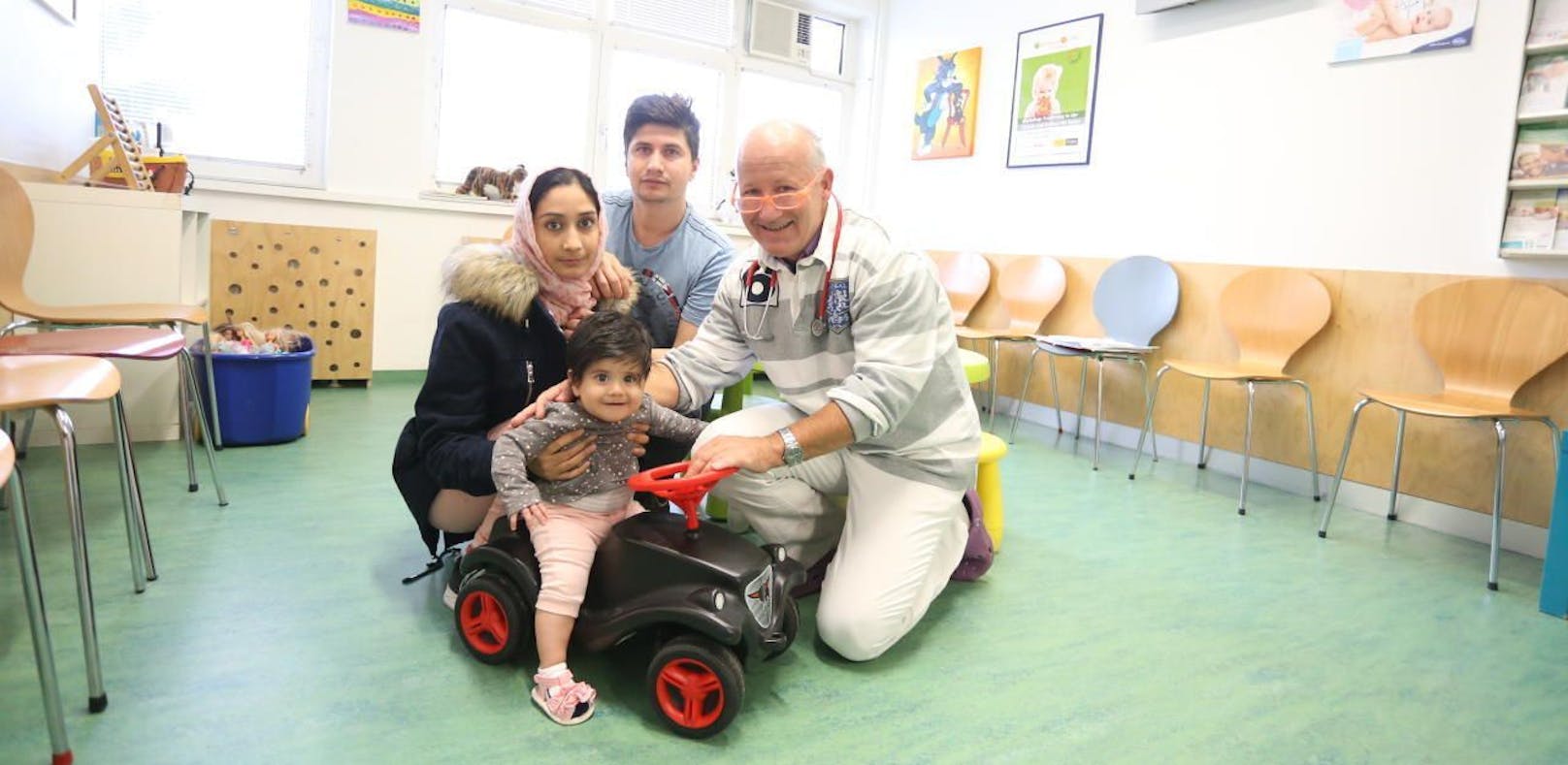 Baby Husna (sieben Monate), Mama Maryam (22), Papa Samir (27) und Kinderarzt Georg Maiwald (von links). Die Jungfamilie lebt in Angst davor, voneinander getrennt zu werden.