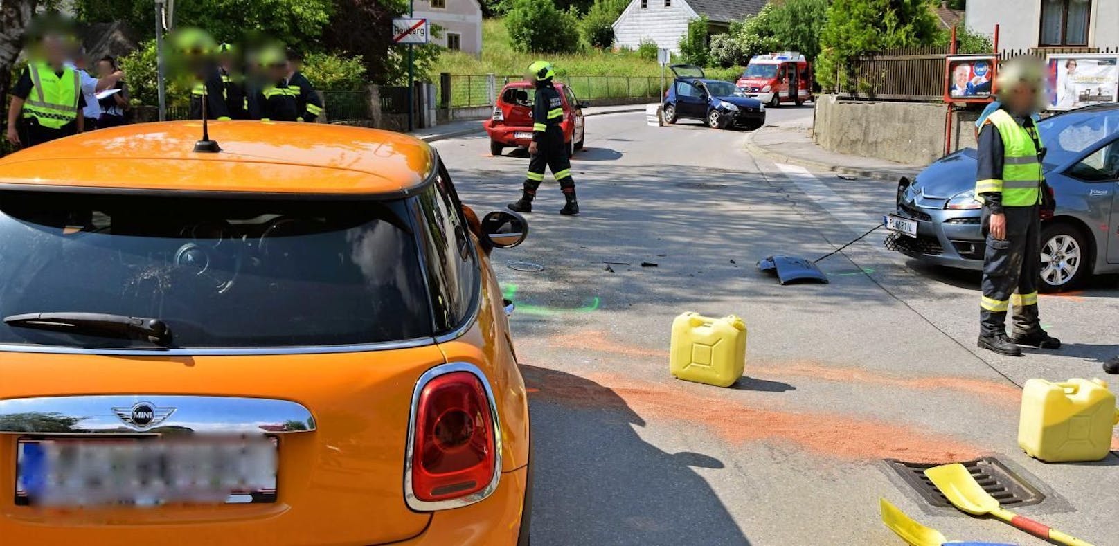 Crash mit vier Pkw: Ein Wagen knallte gegen Wand