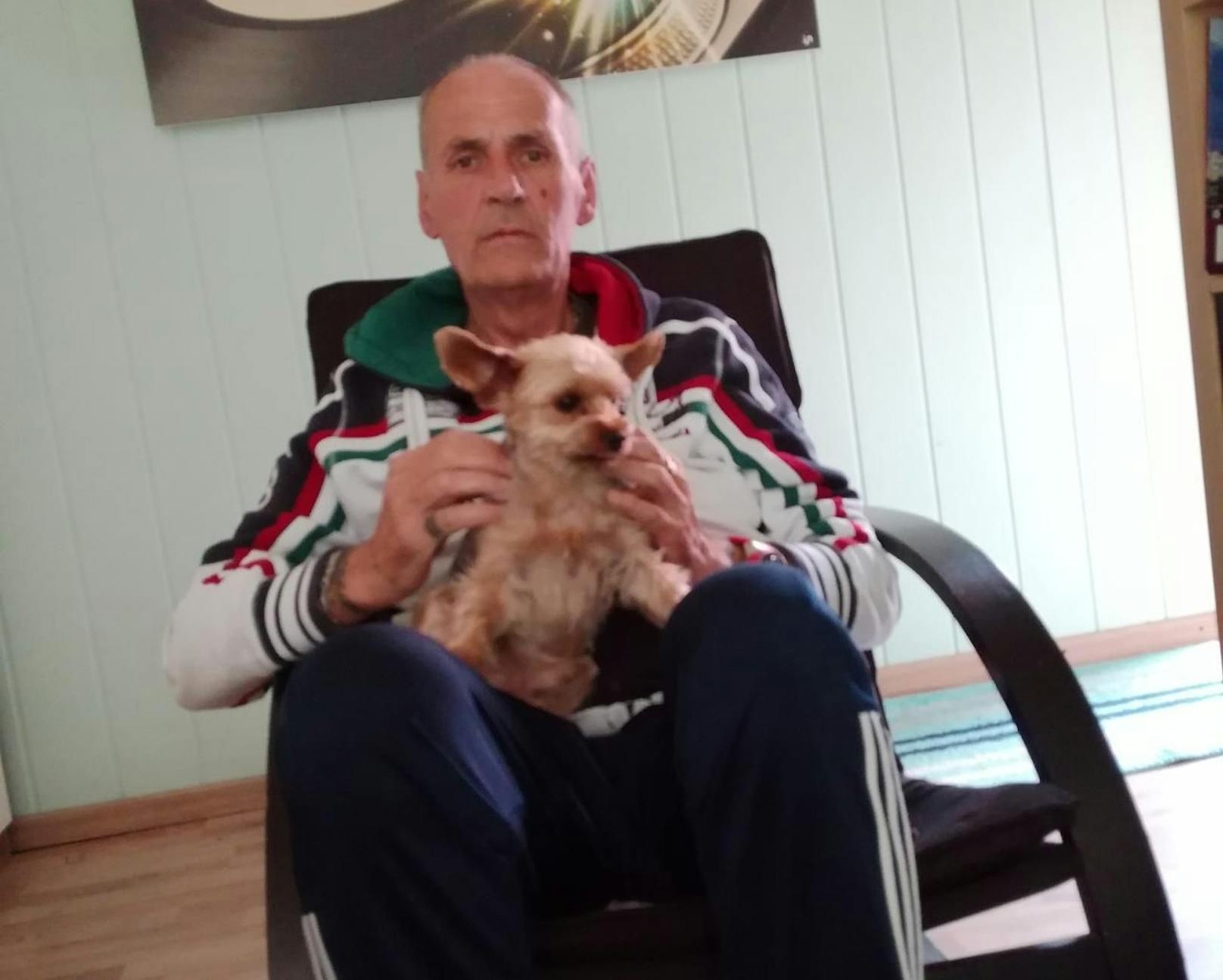 Verzweifelt: Kurt E. mit seinem Hund Maxl