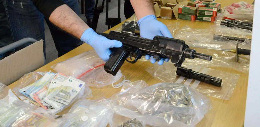 Ermittler stellten Drogen, Waffen, Diebesgut und Falschgeld sicher, deckten illegale Labore auf. Verdeckte Ermittler dürfen weiter eingesetzt werden.