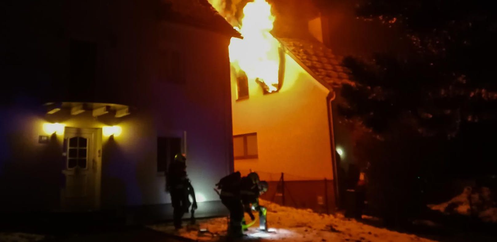 Explosionsgefahr bei Feuer in "Waffen-Wohnung"