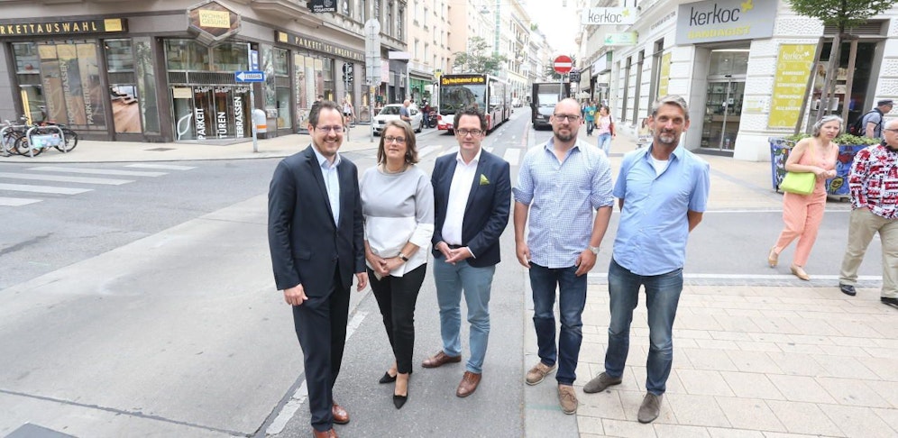 Rainer Trefelik (Wirtschaftskammer), Anrainerin Konstanze Thau, Neubaus Bezirkschef Markus Reiter (Grüne), Geschäftsinhaber Kurt Wilhelm und Anrainer Robert Kalasek sind gegen den 13A in beide Richtungen in der Neubaugasse. 