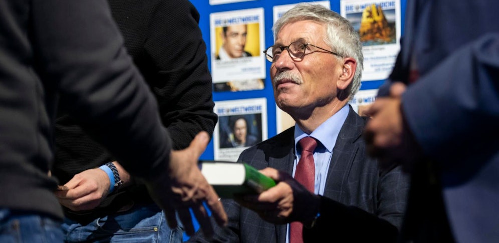 Thilo Sarrazin, Autor und ehemaliger SPD-Politiker, signiert sein neues Buch "Feindliche Übernahme", am Weltwoche-Event "Gipfeltreffen der freien Rede" in der Samsung Hall, am Donnerstag, 4. Oktober 2018, in Zürich.