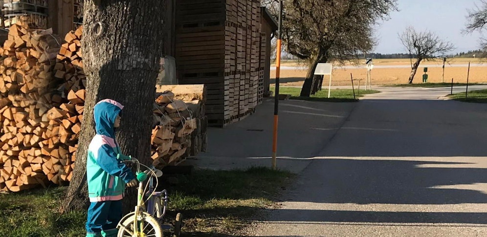 Mit einer Kinder-Attrappe werden in Bad Hall Autofahrer zu mehr Aufmerksamkeit erzogen. 