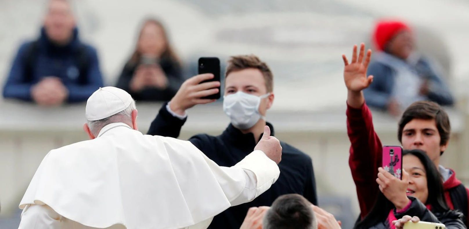 Ende Februar zeigte sich der Papst noch zuversichtlich am Petersplatz. Jetzt sieht alles anders aus. 