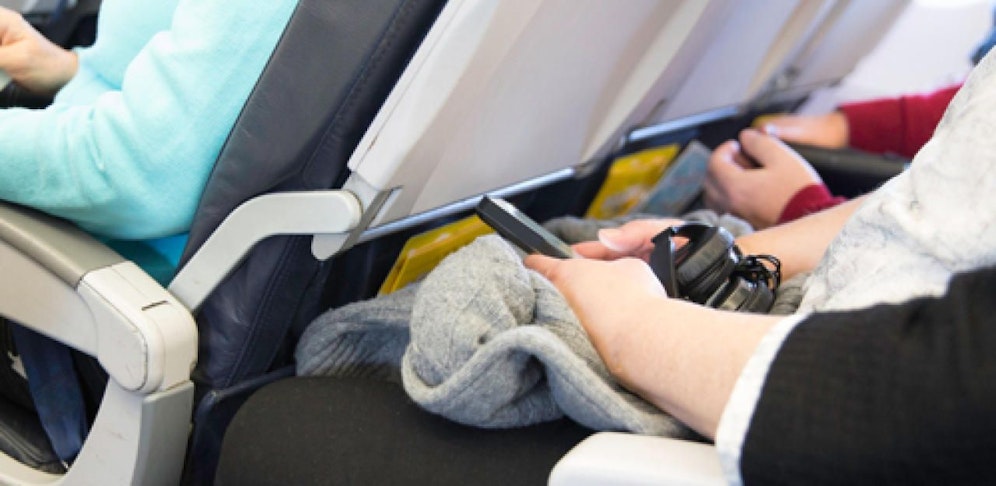 Gang, Mitte oder Fenster: Wo Sie am liebsten Sitzen, sagt etwas aus.