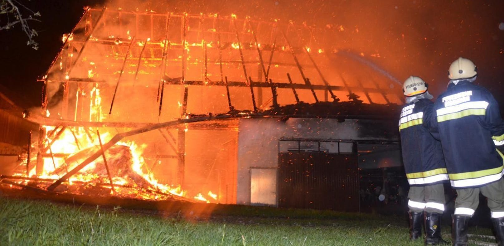 Zwölf Feuerwehren bei Großbrand auf Bauernhof