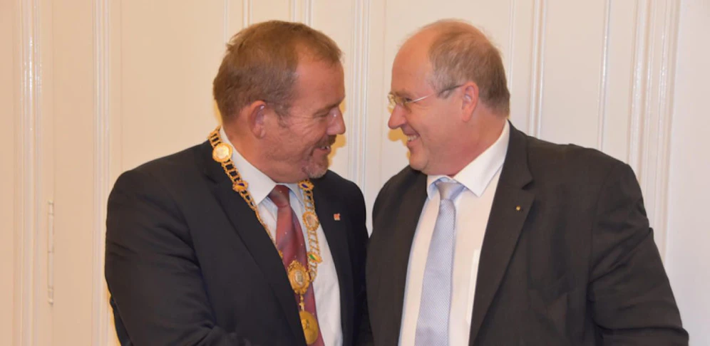 Christian Balon (l.) folgt auf Alfred Pohl als Bürgermeister von Mistelbach.