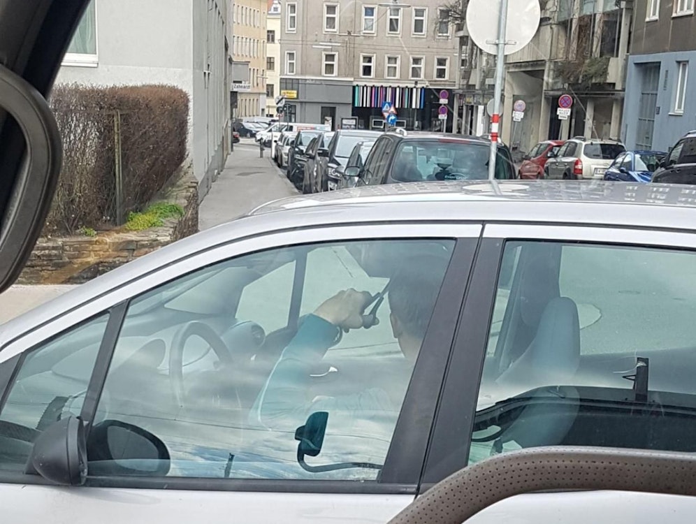 Dieser Unbekannte verlieh seine Frisur im Auto noch den letzten Schliff.
