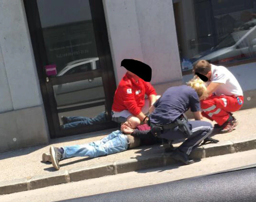 Der Verletzte wird versorgt.