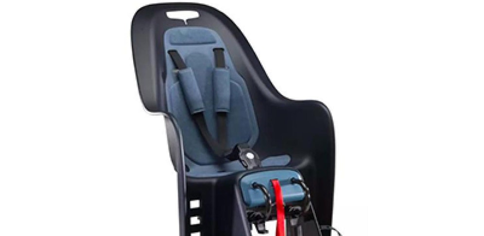 Bei diesem Kindersitz kann es zu einem Bruch des Befestigungspunkts des Verschlusses für die Sitzgurte kommen.