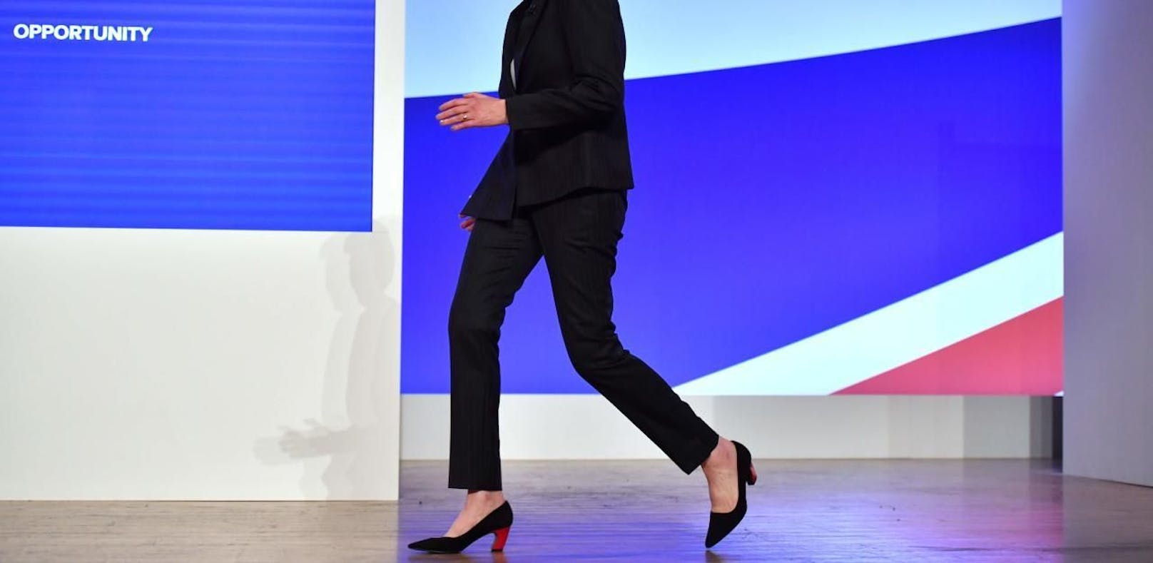 Theresa May tanzt vor Rede zu "Dancing Queen"