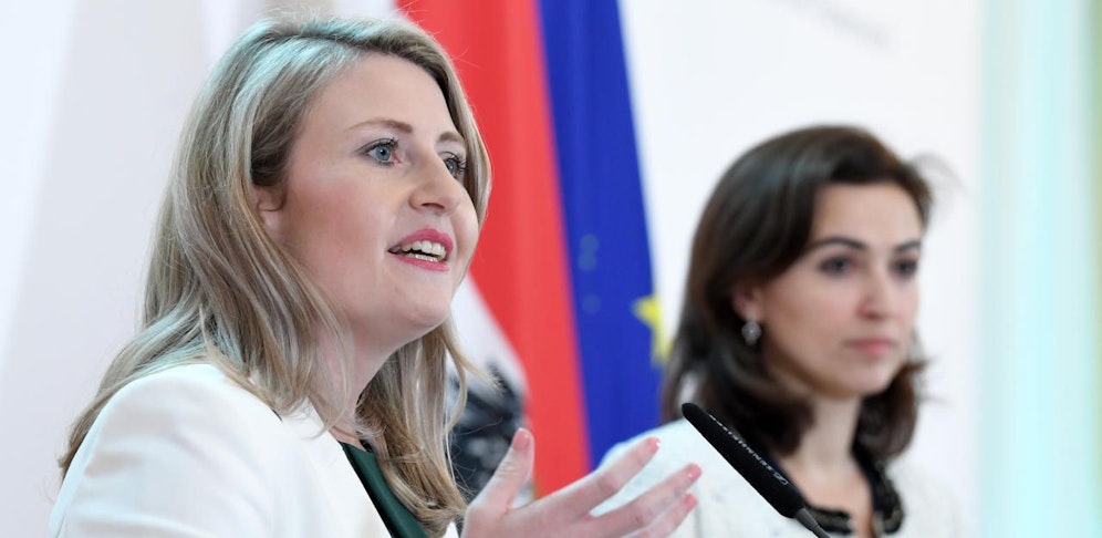 Frauenministerin Susanne Raab (ÖVP) und Justizministerin Alma Zadic (G) beim Pressefoyer nach einer Sitzung des Ministerrates am Mittwoch, 4. März 2020, in Wien