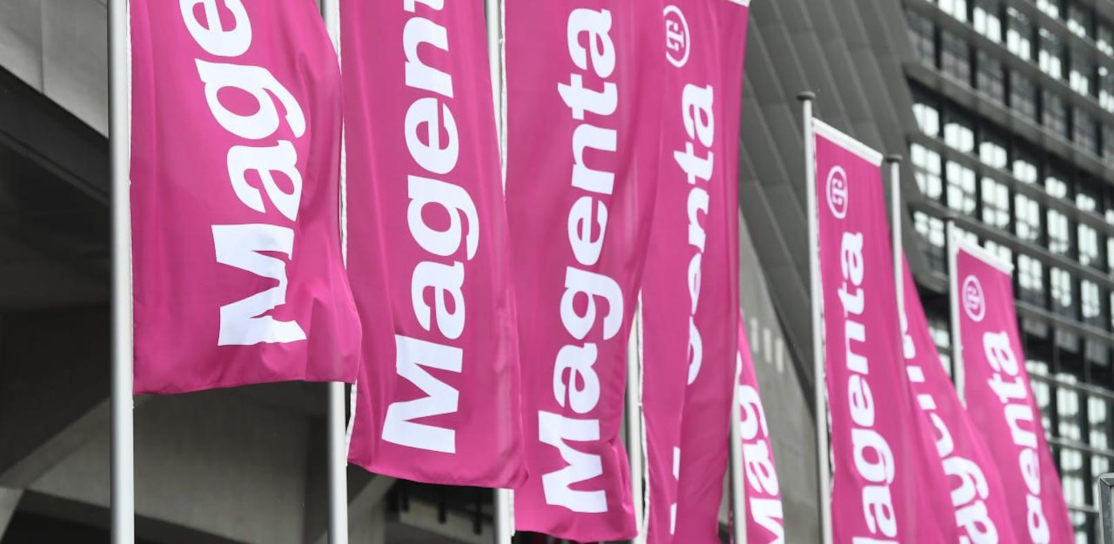 &quot;Magenta&quot;-Fahnen vor dem T-Mobile Austria Hauptgebäude in Wien. Nach der Übernahme von UPC durch den Mobilfunker T-Mobile Austria wurde die Marke &quot;Magenta Telekom&quot; gegründet.