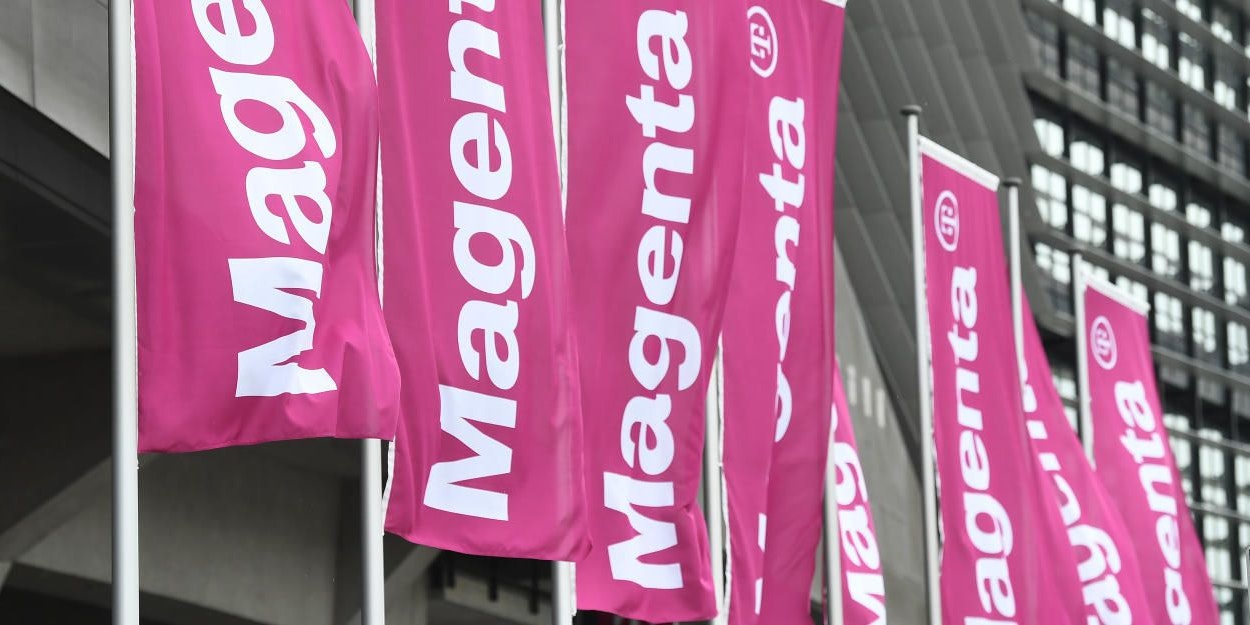 "Magenta"-Fahnen vor dem T-Mobile Austria Hauptgebäude in Wien. Nach der Übernahme von UPC durch den Mobilfunker T-Mobile Austria wurde die Marke "Magenta Telekom" gegründet.