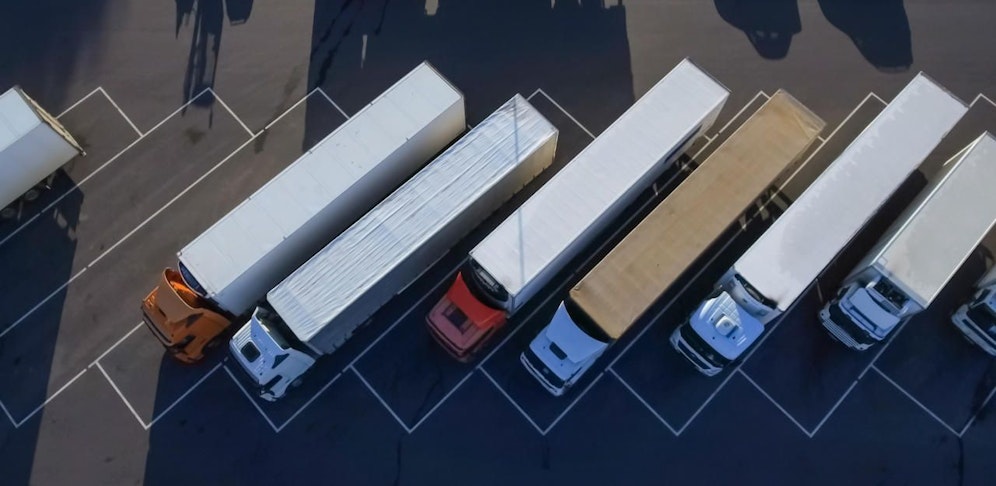 Symbolfoto von geparkten Sattelschleppern