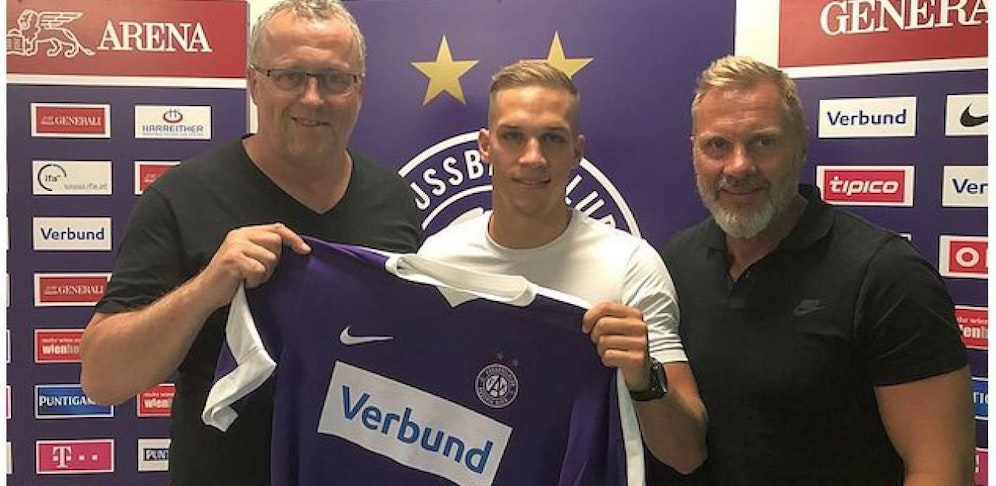 Austria-Sportdirektor Franz Wohlfahrt (li) und Coach Thorsten Fink (re) präsentieren ihren Wunschstürmer Christoph Monschein. 