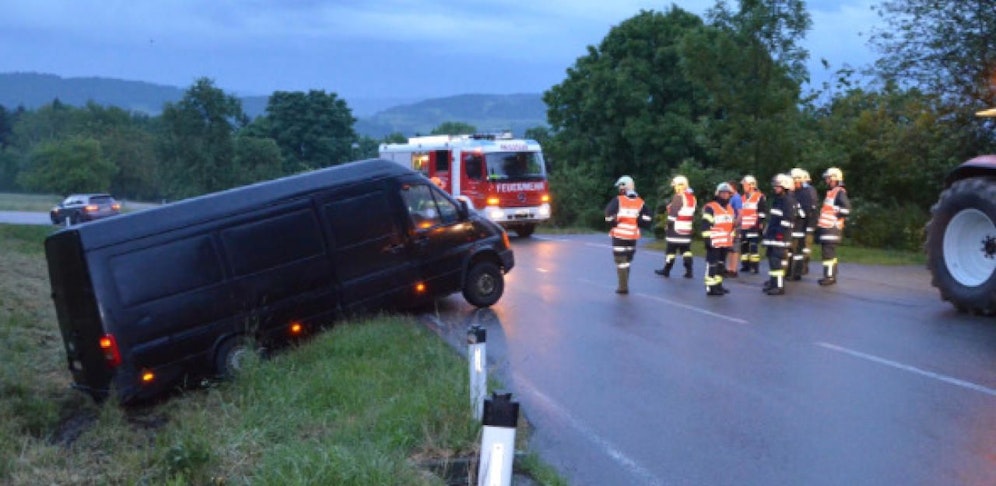 Als die Feuerwehr Peilstein zum Unfallort kam, flüchteten die Täter.