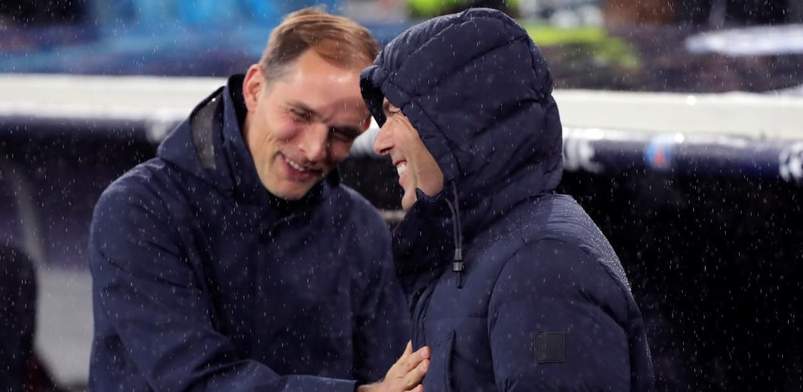 Thomas Tuchel und Zinedine Zidane lachen über die Entscheidung des Video-Referees.