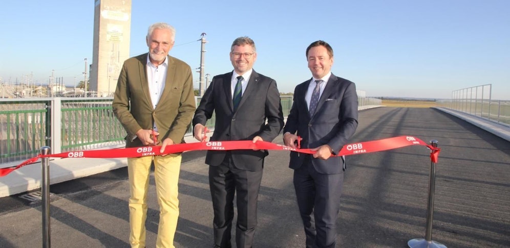 ÖBB-Geschäftsbereichsleiter Hubert Hager (r.), Landesrat Ludwig Schleritzko (Mi.) und der Raasdorfer Bürgermeister Walter Krutis (l.).