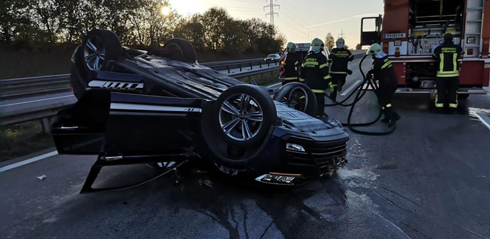 Das Auto blieb am Dach liegen.