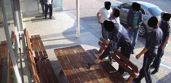 Bilder aus der Überwachungskamera zeigen den Polizeieinsatz, am Tisch liegt die Pistole.