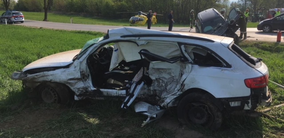 Das Auto der 31-Jährigen vorne, hinten C9 und Auto der 40-Jährigen.