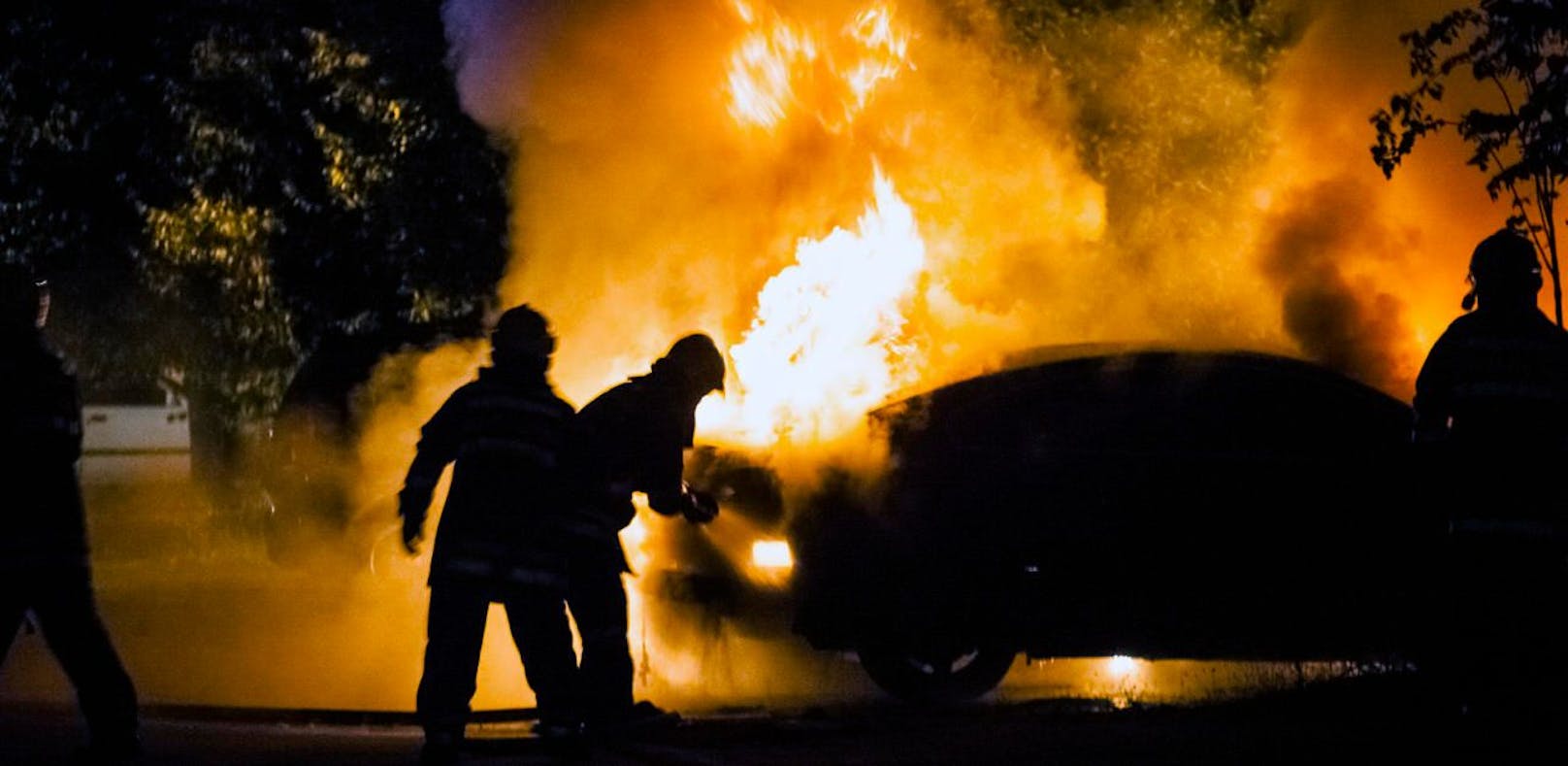 (Symbolbild) In München ist ein BMW i8 in Flammen aufgegangen. Die Polizei geht aktuell von Brandstiftung aus.