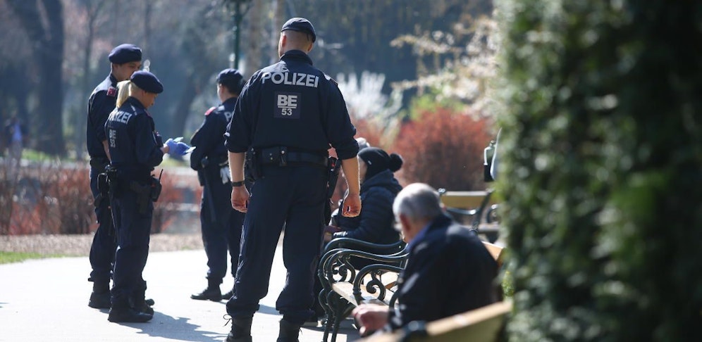 Die Polizei kontrolliert die Einhaltung der Coronavirus-Maßnahmen streng.
