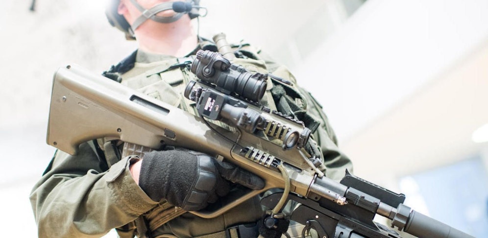 Der Soldat wurde bei dem Vorfall verletzt.