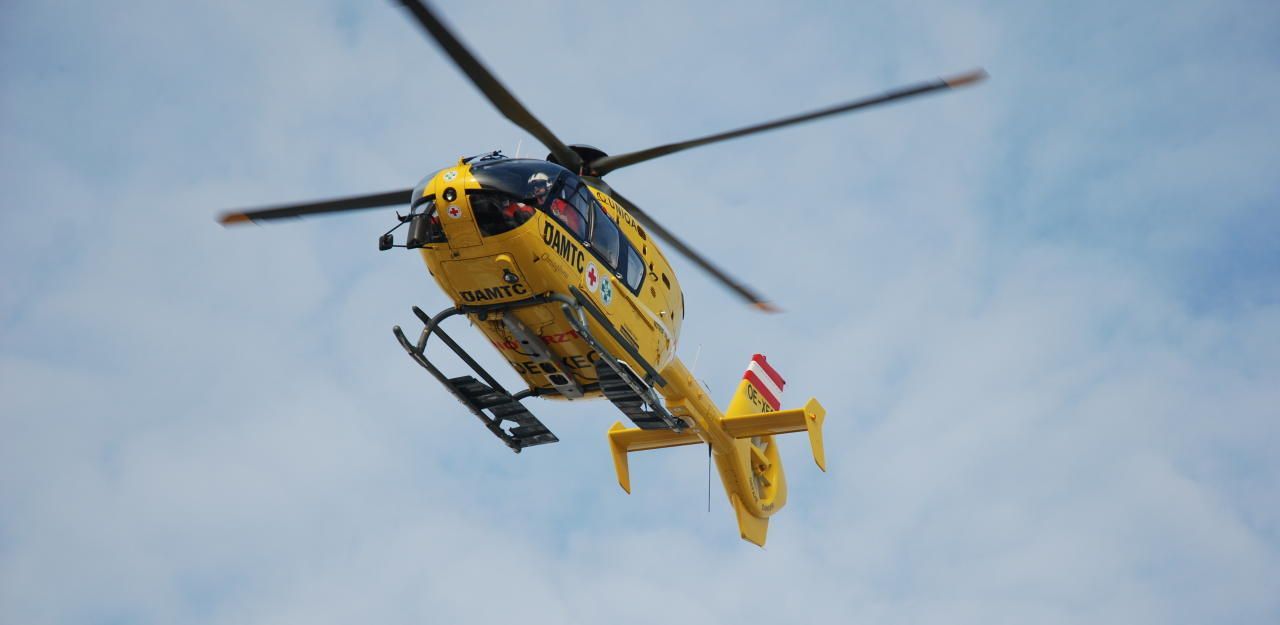 Das verletzte Kind musste mit dem Rettungshubschrauber ins Krankenhaus geflogen werden. Archivbild.