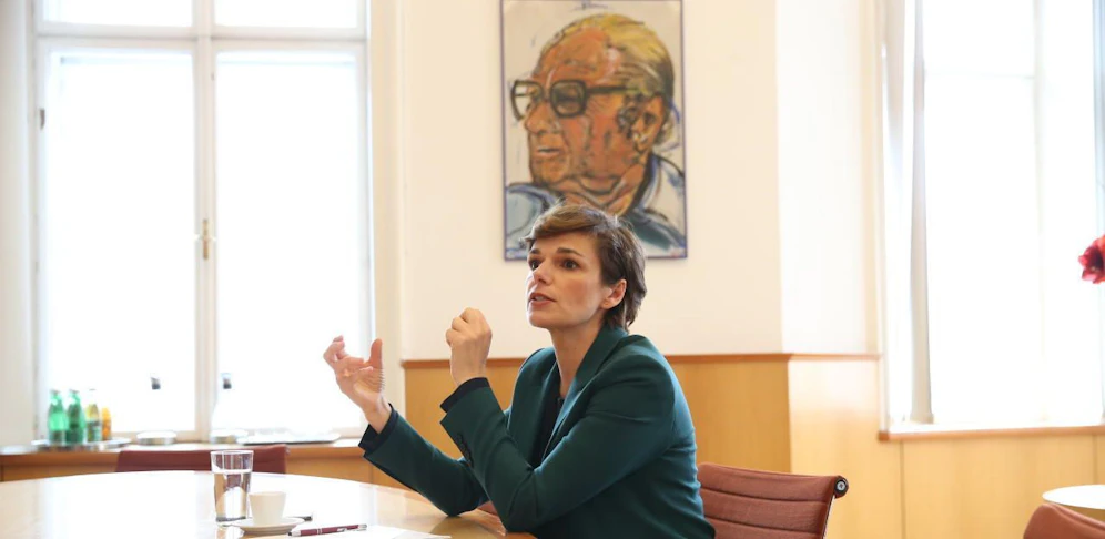 SPÖ-Chefin Pamela Rendi-Wagner in ihrem Büro