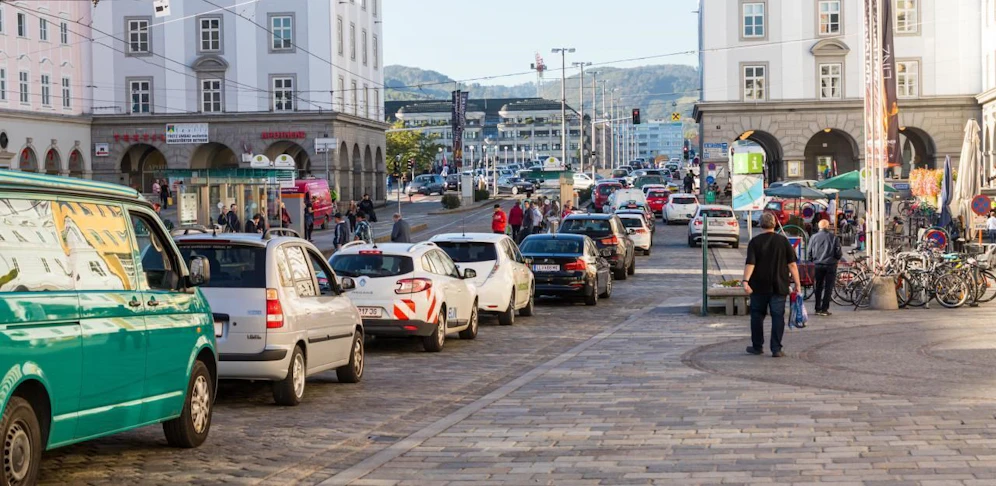 Wo es früher jeden Tag gestaut hat (wie hier am Linzer Hauptplatz), sind in der Corona-Krise deutlich weniger Autos unterwegs.